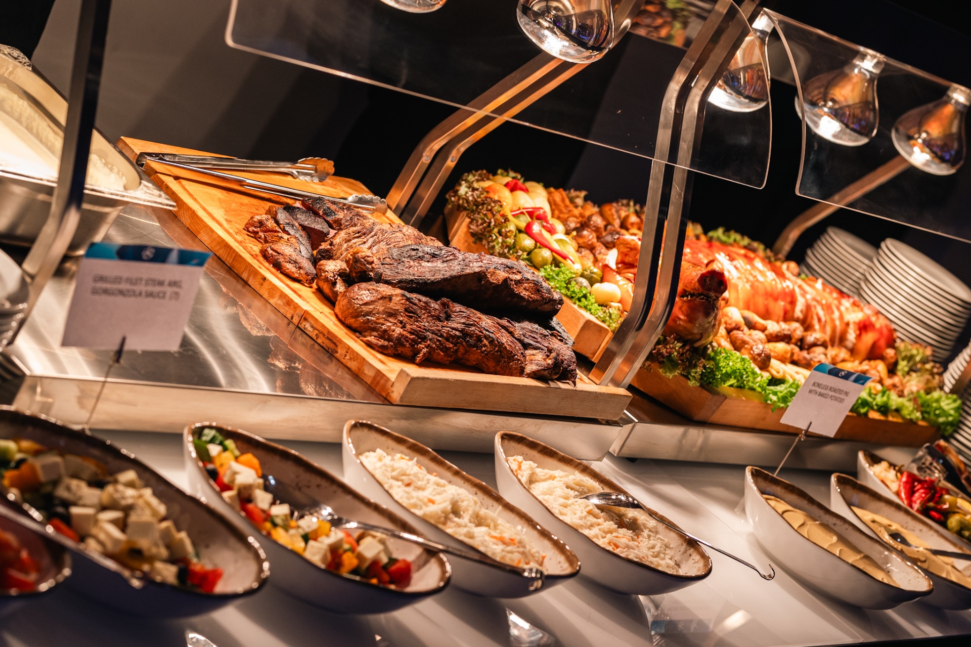 Grilovaný filet steak a pečené mäso vo VIP bufete